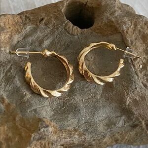 5/$10❤️❤️❤️NEW Gold Twisted Hoop Earrings